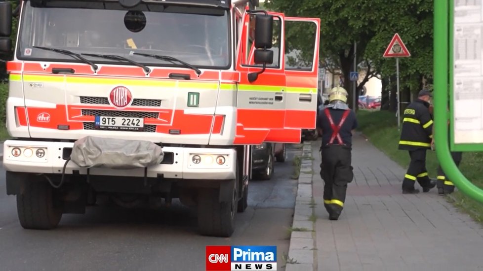 Hrdina zachránil z hořícího bytu devítiletou holčičku. Její bráškové bohužel zemřeli.