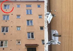 Dům hrůzy v Havířově, ve kterém byli brutálně zavražděni dva lidé (†43 a †57). Dveře bytu jsou opatřené policjení páskou.