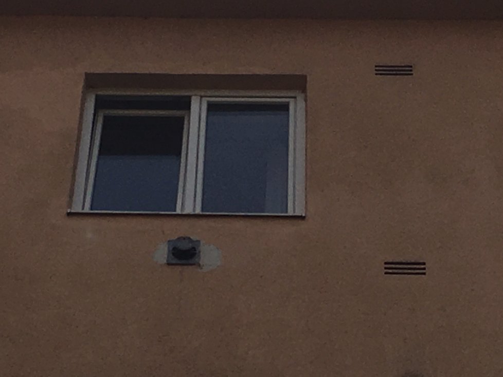 Okno bytu, ve kterém násilně zemřeli dva lidé.