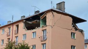 Výbuch zničil dva prázdné byty v nejvyšším patře.