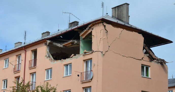 Výbuch zničil dva prázdné byty v nejvyšším patře.