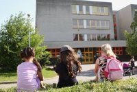 Šílená žena ve škole v Havířově pobodala vychovatelku a školačku vzala za rukojmí