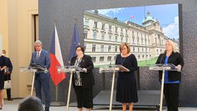 Zleva Karel Havlíček, Marie Benešová, Alena Schillerová a Klára Dostálová (všichni za ANO) na tiskové konferenci po jednání vlády (29. 6. 2020)