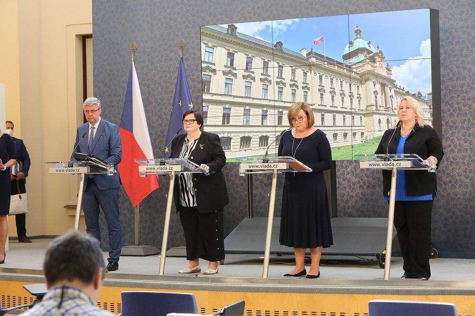 Zleva Karel Havlíček, Marie Benešová, Alena Schillerová a Klára Dostálová (všichni za ANO) na tiskové konferenci po jednání vlády (29. 6. 2020)