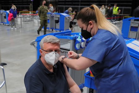 Očkování proti covid-19 už má za sebou také vicepremiér Karel Havlíček. První vakcínu dostal v národním očkovacím centru v Praze Vysočanech (14. 5. 2021)