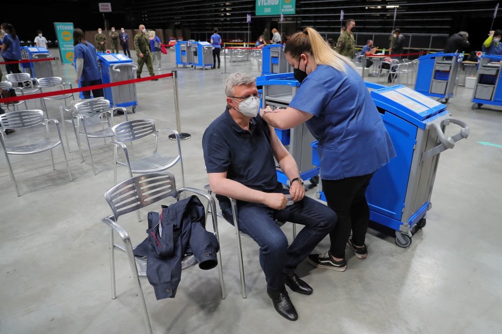 Očkování proti covidu-19 už má za sebou také vicepremiér Karel Havlíček. První vakcínu dostal v Národním očkovacím centru v Praze Vysočanech (14. 5. 2021).