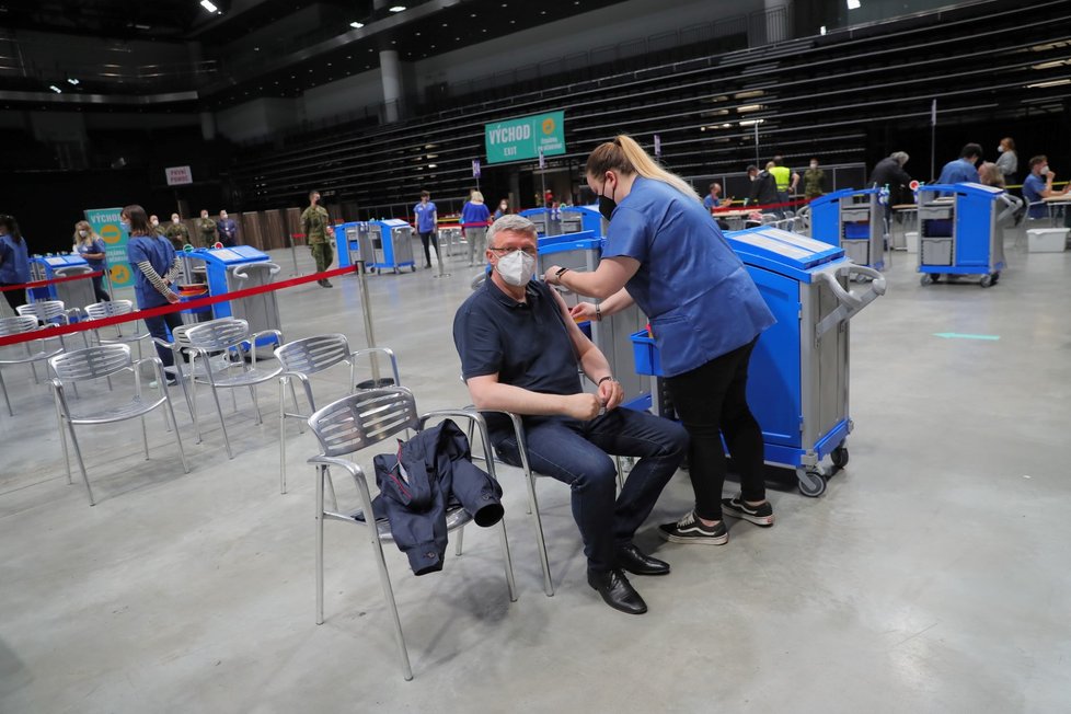 Očkování proti covid-19 už má za sebou také vicepremiér Karel Havlíček. První vakcínu dostal v národním očkovacím centru v Praze Vysočanech (14. 5. 2021).