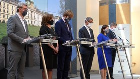 Ministři Havlíček, Schillerová, Vojtěch, Maláčová a Petříček spolu s předsedou vlády Babišem (24. 4. 2020)