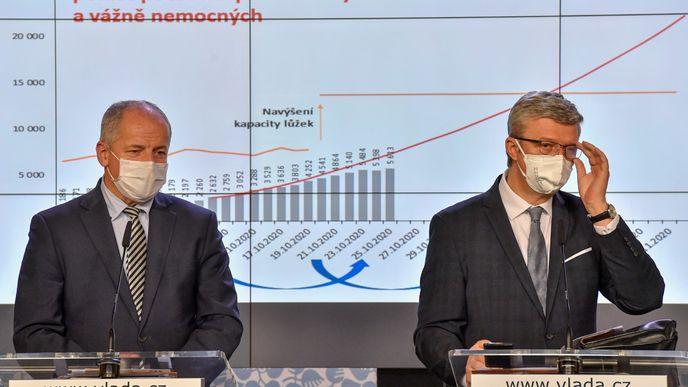 Zleva ministr zdravotnictví Roman Prymula (za ANO) a místopředseda vlády, ministr průmyslu a obchodu a ministr dopravy Karel Havlíček (za ANO) vystoupili 26. října 2020 v Praze na tiskové konferenci po jednání vlády.