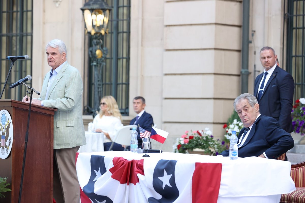 Oslavy 244. výročí Dne nezávislosti USA: Stephen B. King, Monika Babišová, Andrej Babiš a Miloš Zeman (30. 6. 2020)