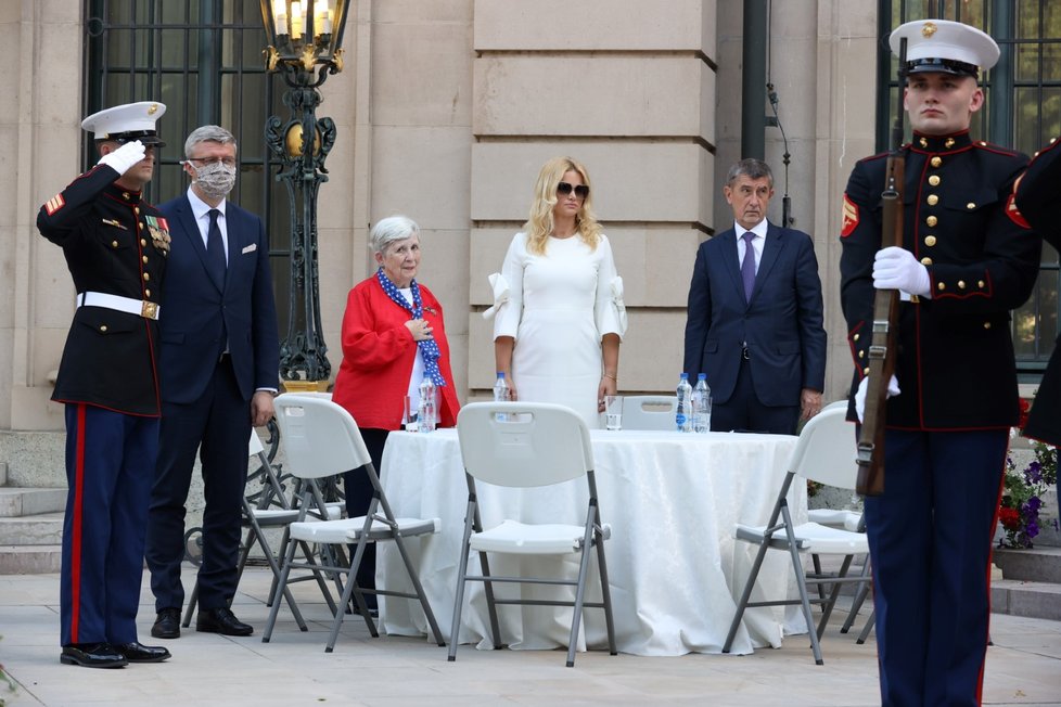 Oslavy 244. výročí Dne nezávislosti USA: Karel Havlíček, Karen Ruyle, Monika Babišová a Andrej Babiš (30. 6. 2020)