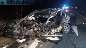 Smrt na Havlíčkobrodsku: Po srážce s kamionem zemřel třicetiletý řidič osobáku.