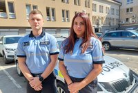 Dramatická záchrana v Havlíčkově Brodě: Mladík skočil z okna, policisté ho chytili při pádu!