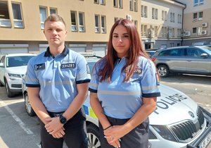 Policista Jiří Marek a policistka Dominika Poláková. Společně s hasičem zachránili život mladíkovi, který skočil z okna.