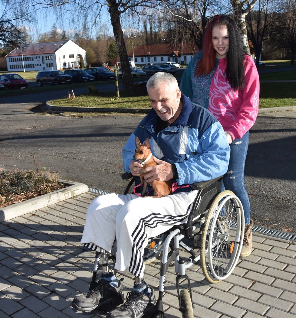 Vozík s Františkem Havlíkem (74) veze do Centra pro seniory Clementas Barbora Sušánková (22), které se o něj pomáhala poslední týden starat.