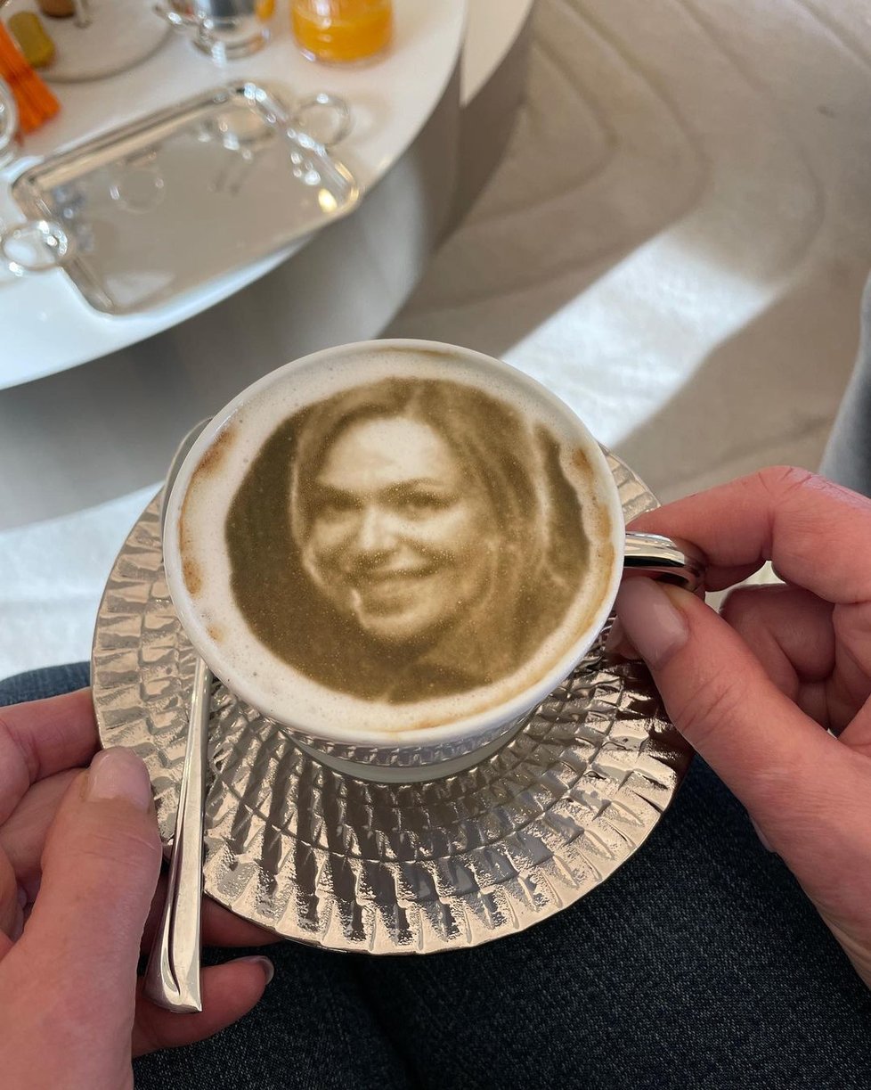 Podobizna Dagmar Havlové v pěně cappuccina