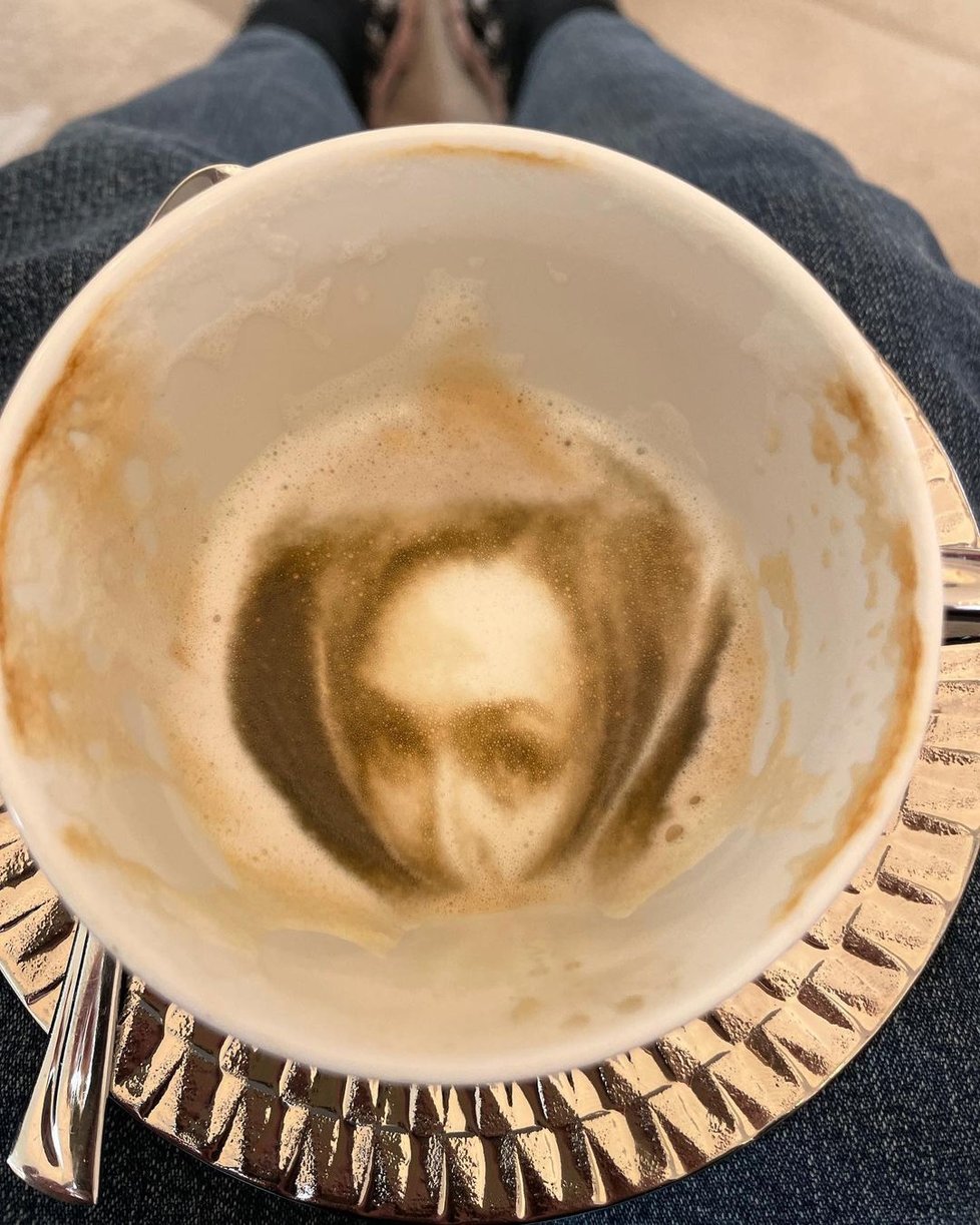 Podobizna Dagmar Havlové v pěně cappuccina