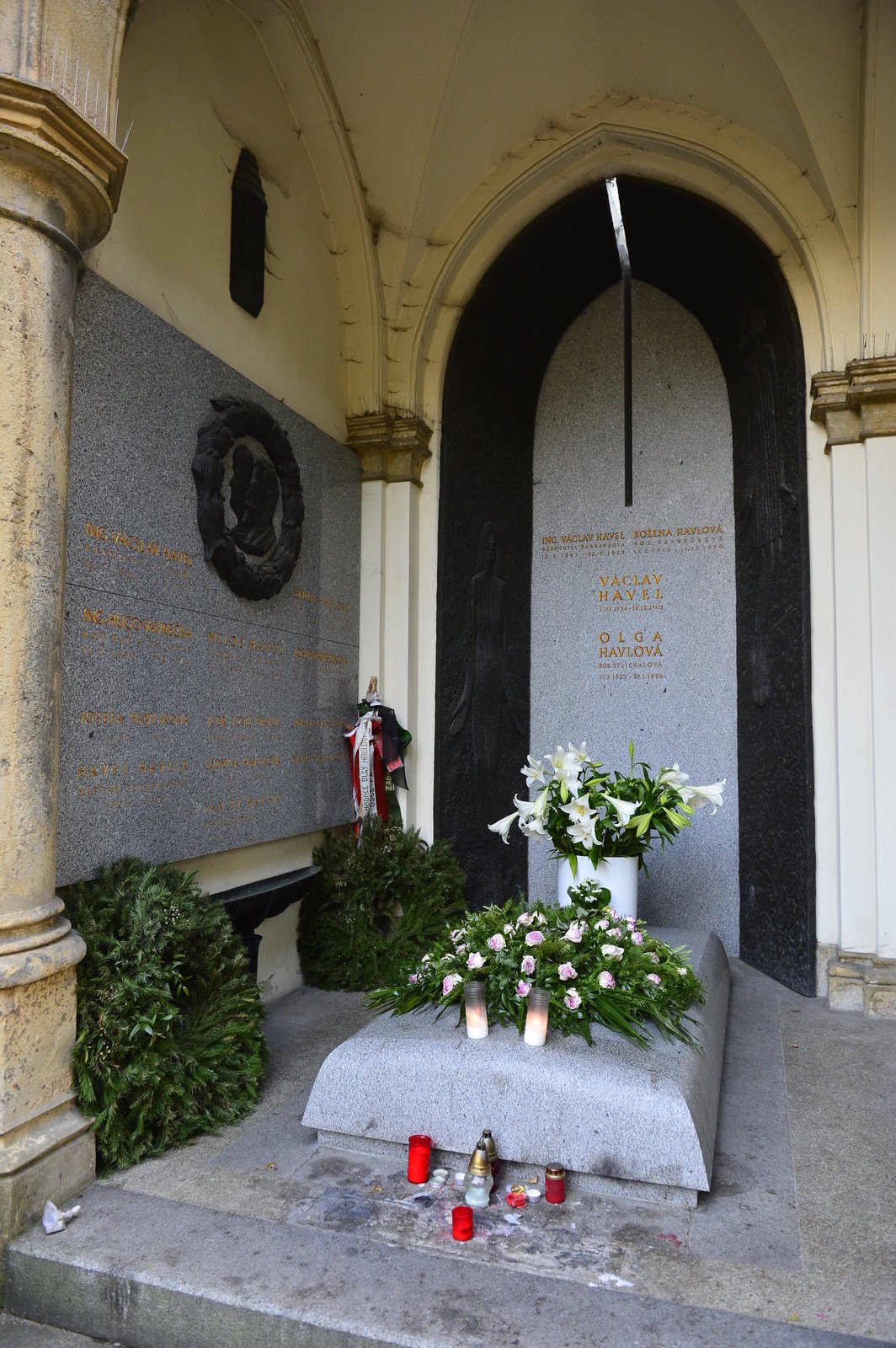 O hrob je postaráno Na rozdíl od Hrádečku je o hrob Václava Havla v kapli sv. Václava na pražských Vinohradech vzorně postaráno. Nechybějí čerstvé květiny, svíčky nebo portrét dalajlámy.