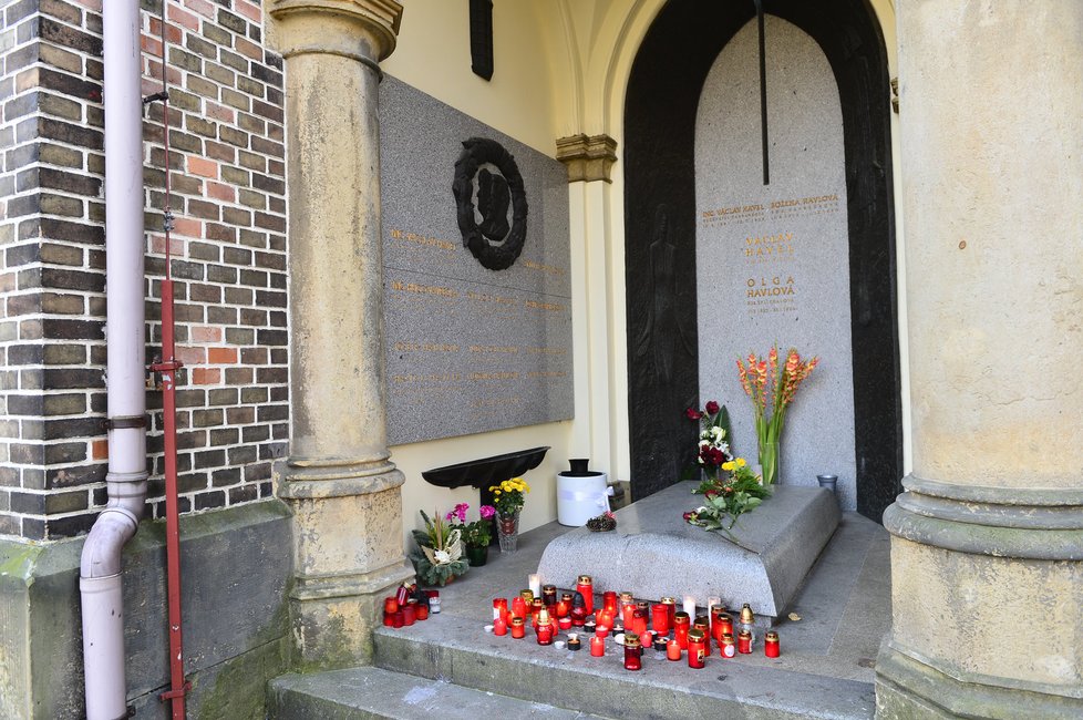 Dagmar Havlová pochovala na jednom hřbitově hned dva manžely.