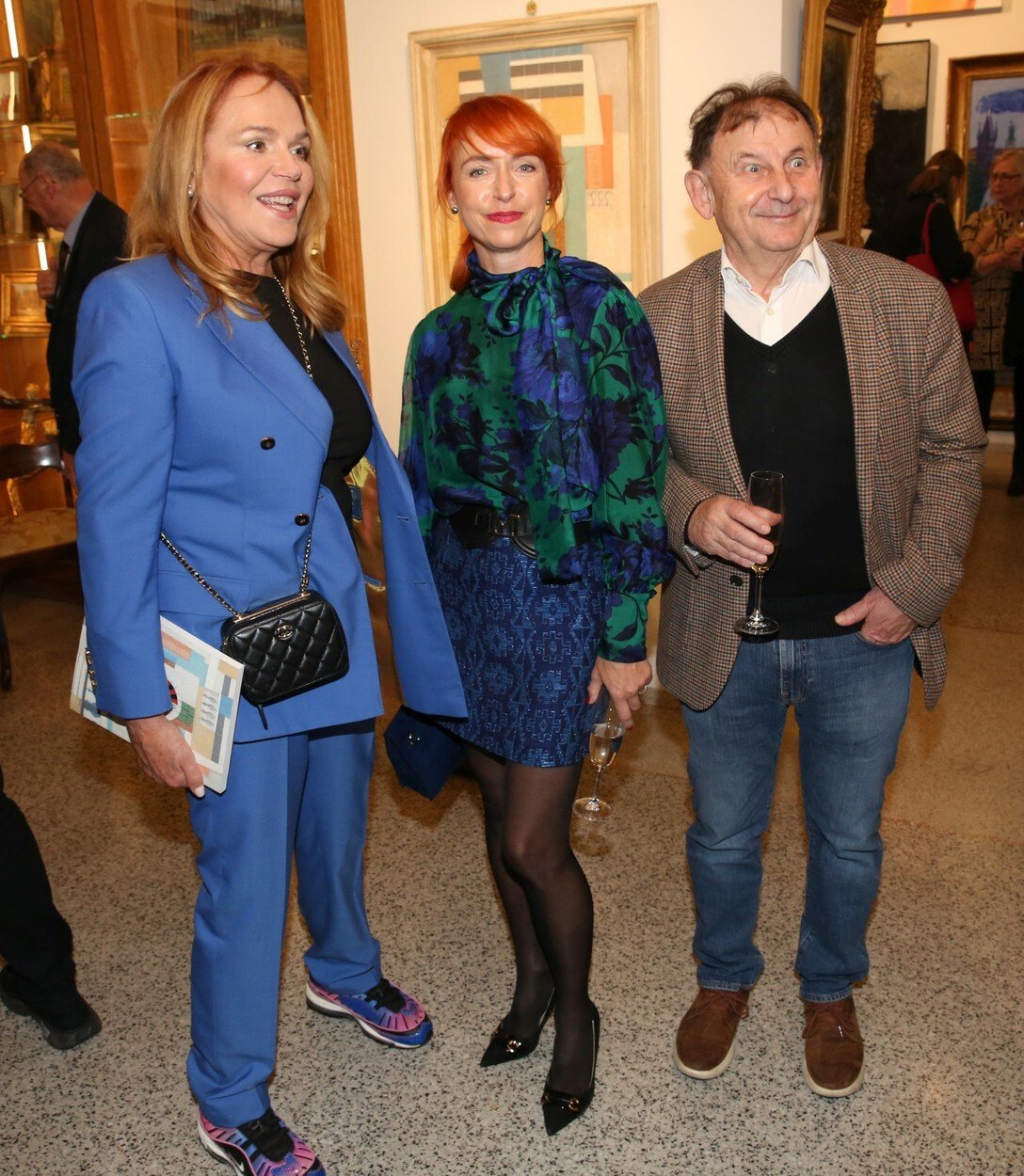 Dagmar Havlová si obula k modrému kostýmu barevné tenisky. S Táňou Dykovou a Michalem Žantovským. 