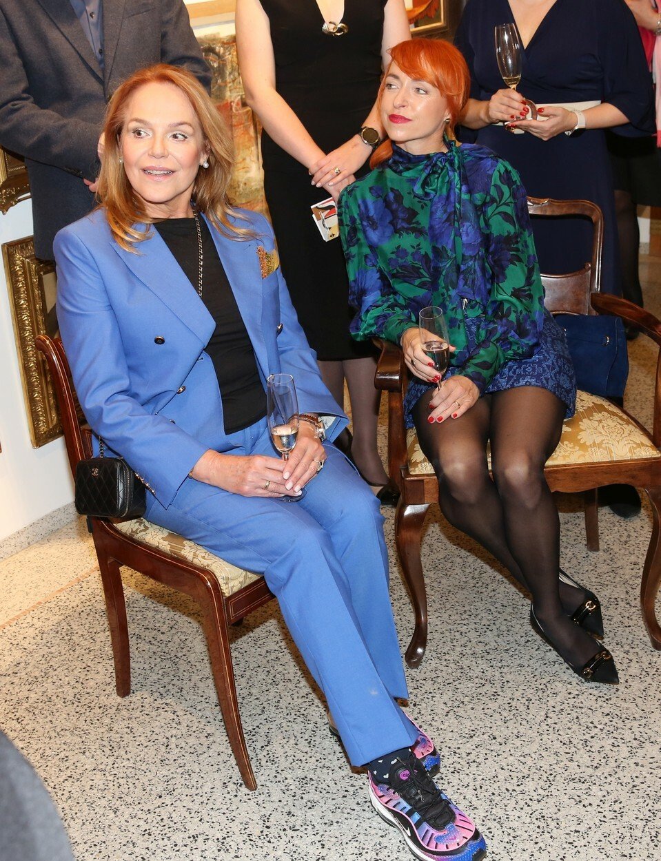 Dagmar Havlová si obula k modrému kostýmu barevné tenisky. 