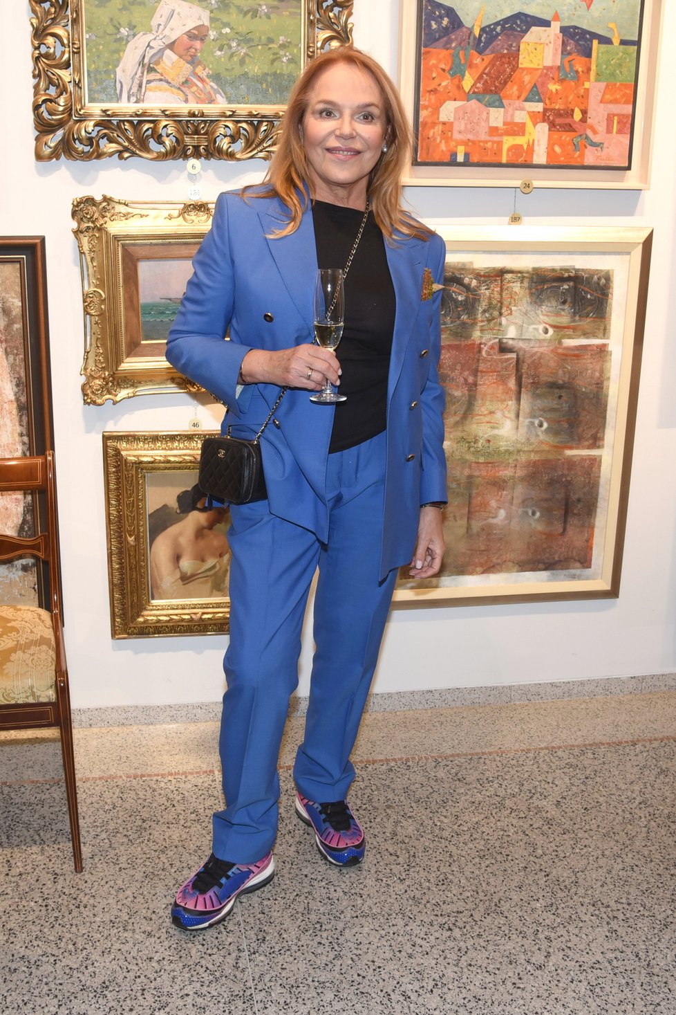 Dagmar Havlová si obula k modrému kostýmu barevné tenisky.