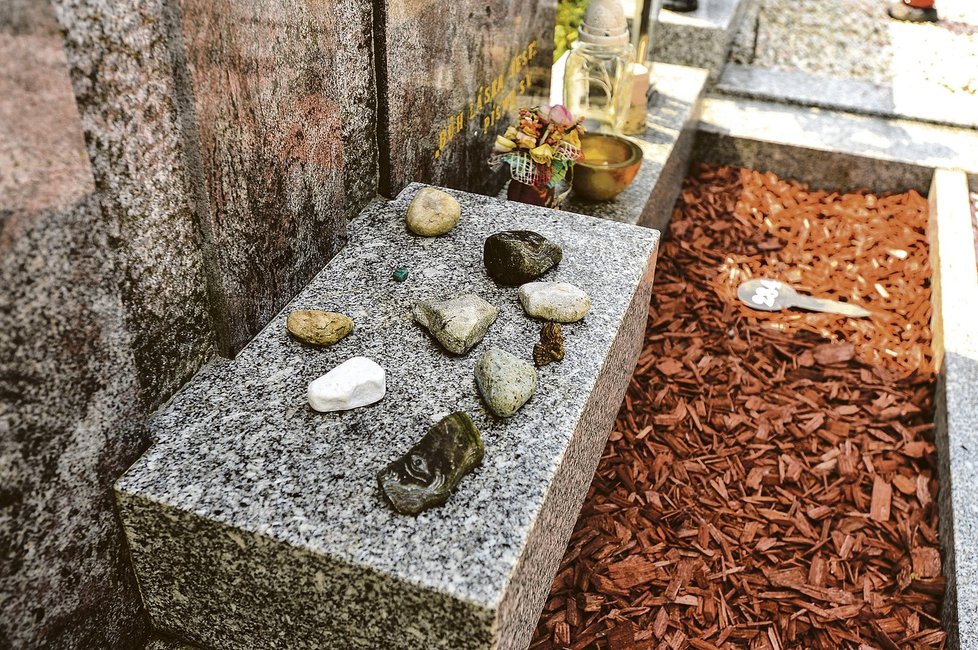 Ačkoliv chtěla Dagmar pro maminku katolický pohřeb, na hrobě má místo květin kameny, což je zvyk ze židovských hřbitovů.