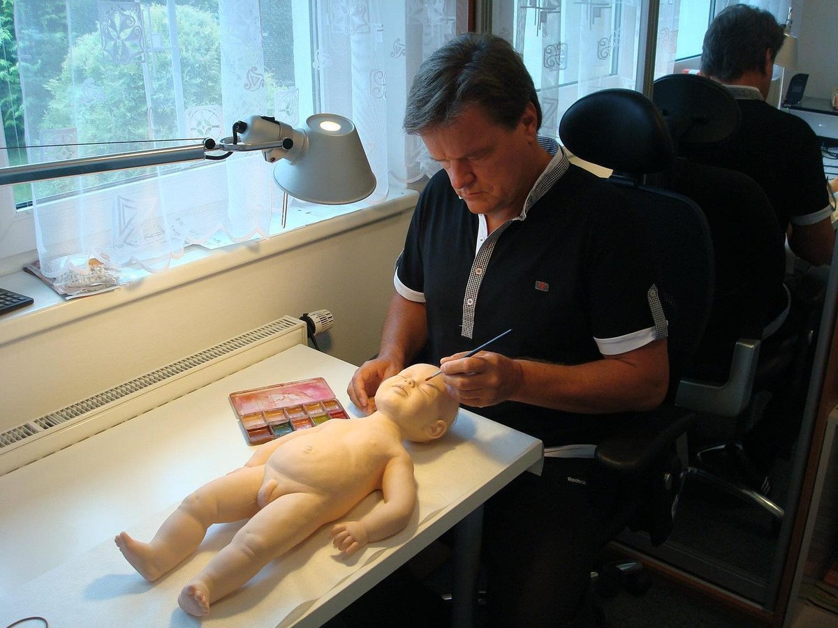 Výtvarník René Stejskal při výrobě silikonového kojence.