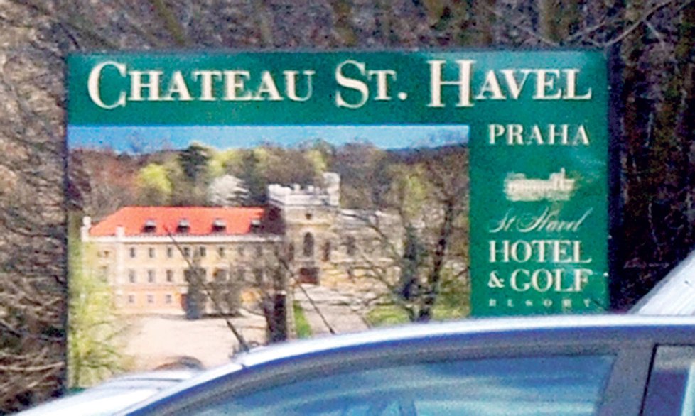 Naprostou shodou okolností se hotel, kde se natáčí, jmenuje Havel