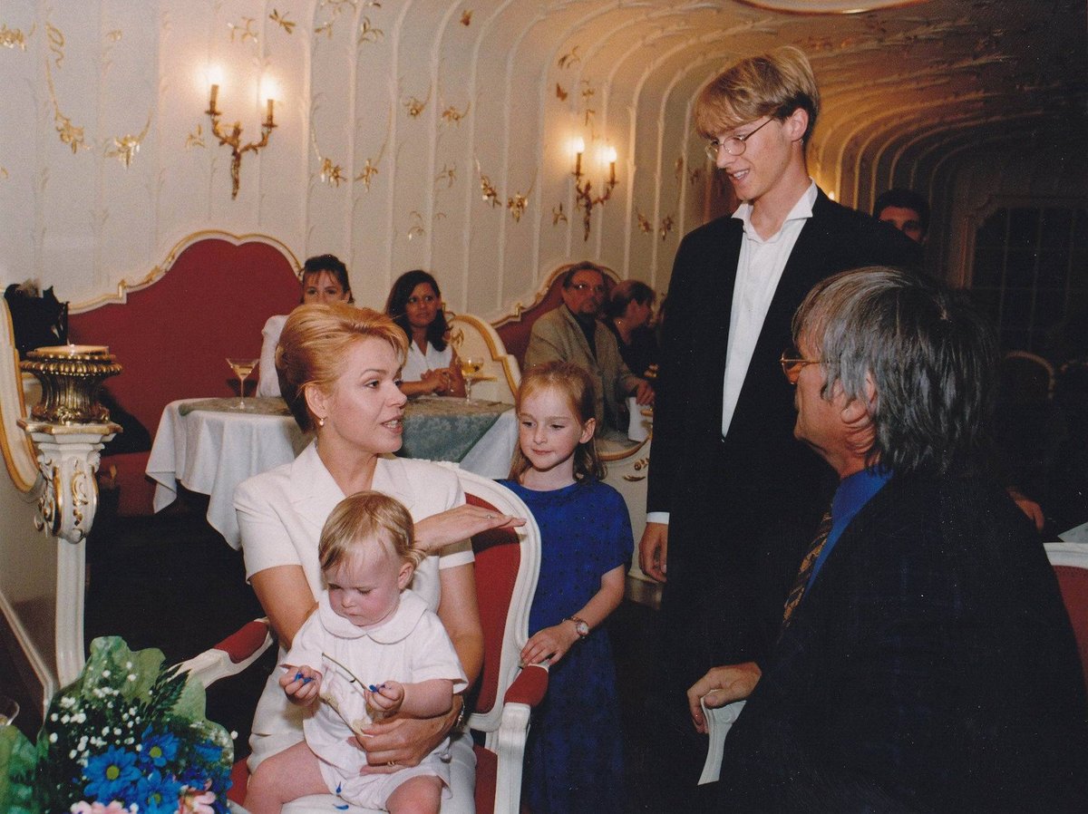 2001 Dagmar Havlová chová Vágnerovy potomky Báru (nyní 17), vedle ní stojí Tereza Vágnerová (nyní 24) a Jakub Vágner (nyní 35).