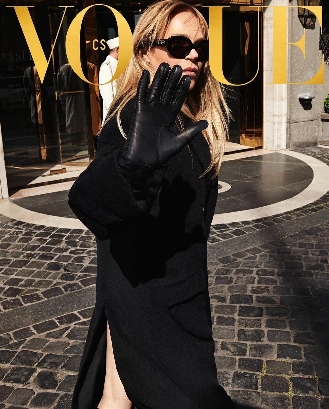 Třetí obálka červencového vydání Vogue CS je limitovaná, vlastnoručně podepsaná Dagmar Havlovou a 100 ks bude k dostání jen on-line. Takto ji popisuje redakce společenského časopisu.