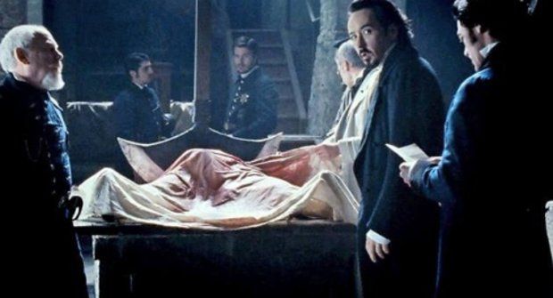 V krimi thrilleru Havran se spisovatel Edgar Allan Poe stal detektivem