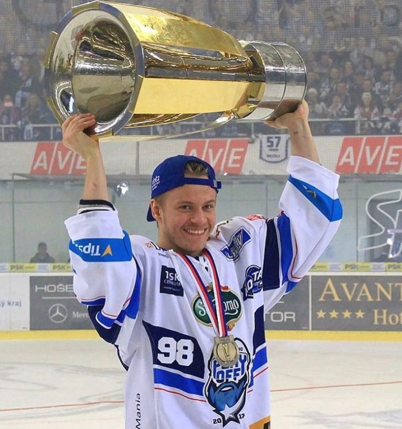 Tomáš Havránek z Komety s pohárem extraligového šampiona