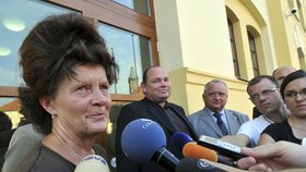 Farmářka Ludmila Havránková po dlouhém dvacet let trvajícím sporům o pozemky potřebné pro stavbu dálnice D11 konečně ustoupila.