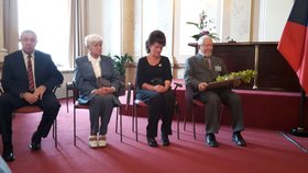 Ocenění účastníků třetího odboje. Zleva: Jan Přiklopil, Eva Straková, Ludmila Havránková a Josef Hořák.