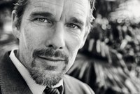 Ethan Hawke natáčel s Emmou Watson: Neuvěřitelně silná osobnost, říká o ní