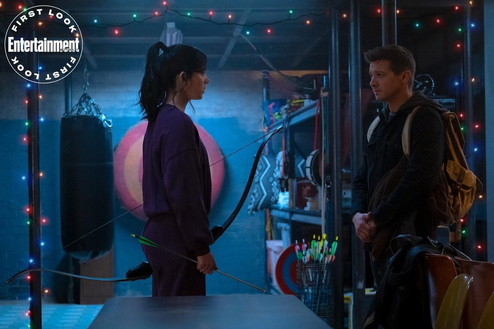 První fotka ze seriálu Hawkeye, na které se titulní hrdina setkává s jistou mladou dívkou jménem Kate Bishop