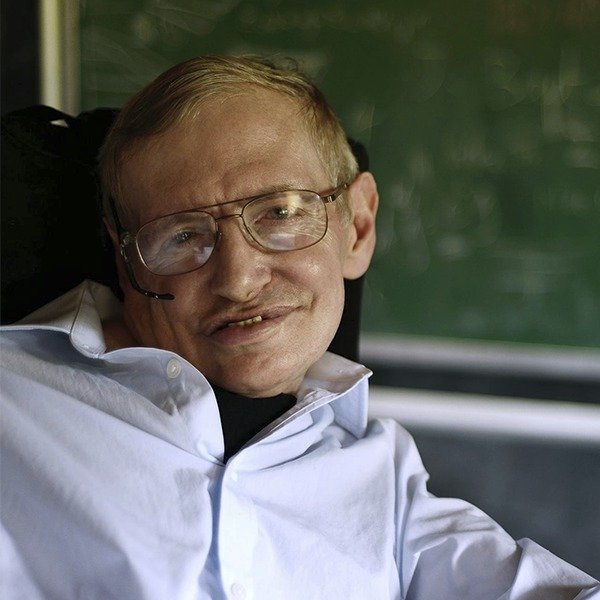 Stephen Hawking si přihřál polívčičku.