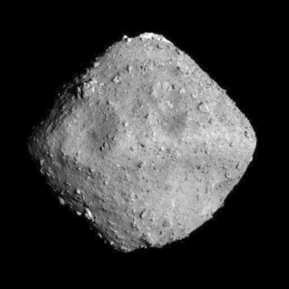 Tvar asteroidu Ryugu dělá celou misi složitější, než se čekalo