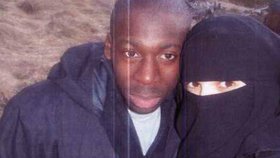 Teroristická selfie: Amedy Coulibaly a jeho manželka Hayat Boumeddiene zahalená v niqábu.