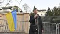  Před ukrajinským velvyslanectví se konalo shromáždění za mír pro Ukrajinu. Vystoupil tu také poslanec Hayato Okamura (KDU-ČSL). (13. února 2022)