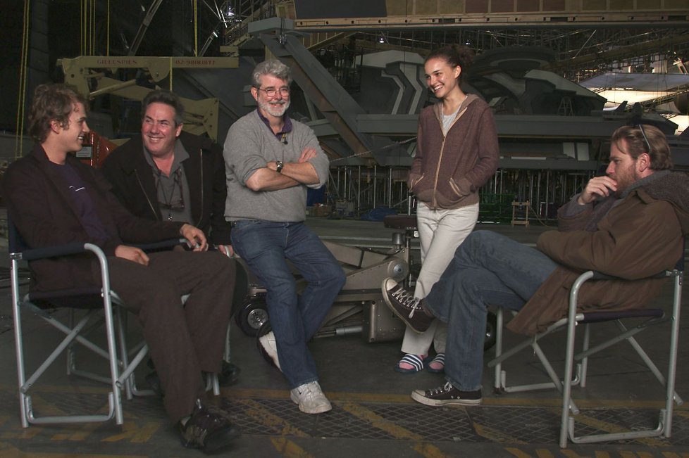 Zleva Hayden Christensen, producent Rick McCallum, režisér George Lucas, Natalie Portmanová a Ewan McGregor při natáčení snímku Star Wars: Epizoda III.