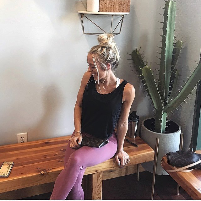 Hvězda Instagramu Hayley Wakefield trpí skoliózou.