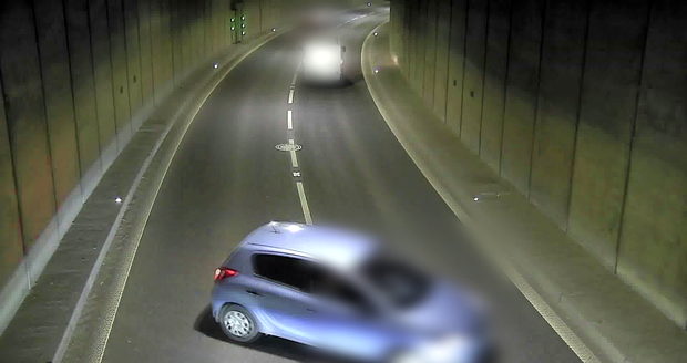 Neskutečný hazard předvedl v Husovickém tunelu řidič osobáku. Vjel do protisměru, ohrozil desítky šoférů a ještě se v něm otáčel.