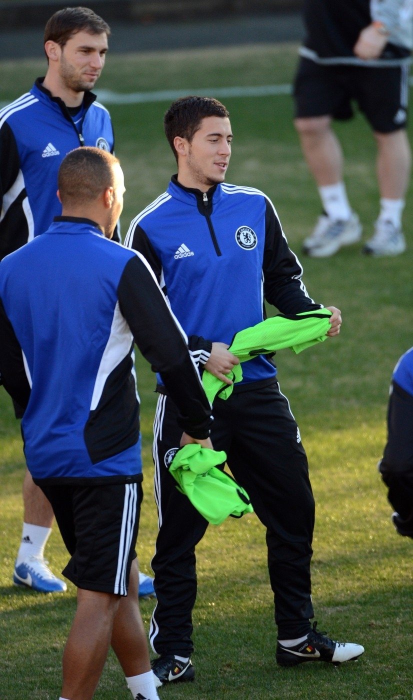 Nejdražší letní posila Chelsea Eden Hazard si bere rozlišovák, trénink může začít.