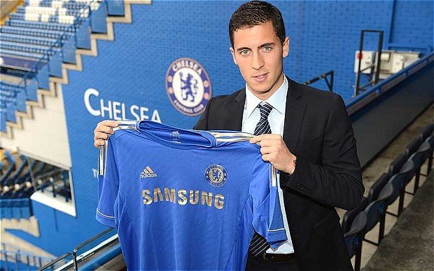 Eden Hazard poprvé pózuje s dresem Chelsea.