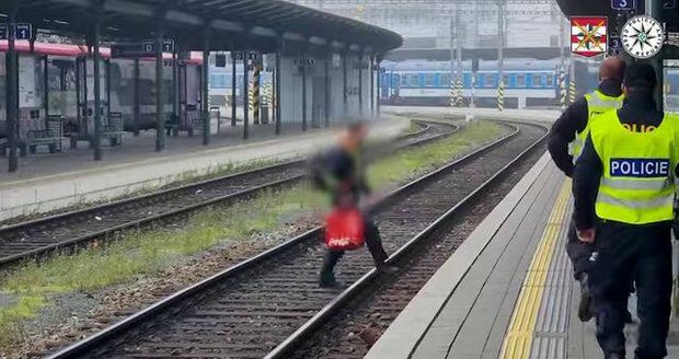 Celkem 52 pokut rozdali policisté na jížní Moravě při kontrole zaměřené na neoprávněný pohyb v kolejišti.