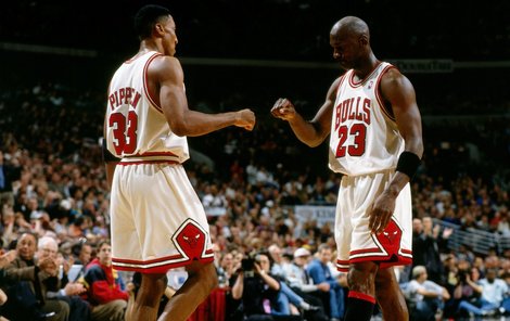 Hazardu se nevyhnul ani legendární Michael Jordan (vpravo).