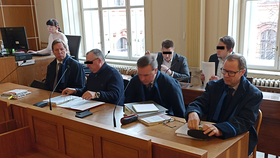 Trio obžalovaných se svými obhájci u Krajského soudu v Brně. Za obecné ohrožení jim hrozí až 8 let vězení.