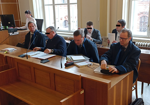 Trio obžalovaných se svými obhájci u Krajského soudu v Brně. Za obecné ohrožení jim hrozí až 8 let vězení.